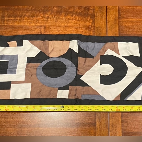 Oblong Scarf, Oscar de la Renta, Neutral Toned Geometric print - Picture 3 of 5